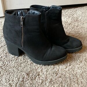 So black heeled boots sz 8
